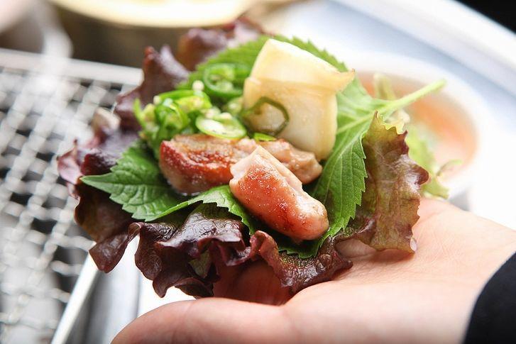 韓国人はみんな知ってる美味しいお肉の食べ方！、韓国焼肉、韓国BBQ、韓国牛肉、ハヌ、韓牛、ホンデ美味しいお店、ホンデ、ホンデ人気のお店、ホンデ観光、ホンデ旅行、話題のお店、焼肉、サムギョプサル、